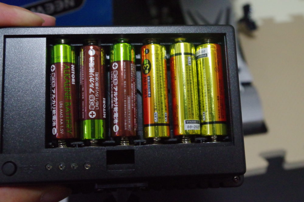 NEEWER-CN160には電池が6本入る