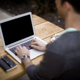 ブログをパソコンで書く男性
