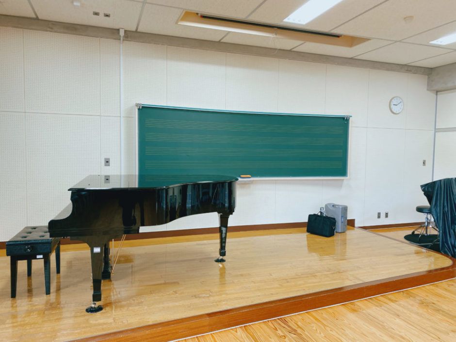 音楽室とピアノ